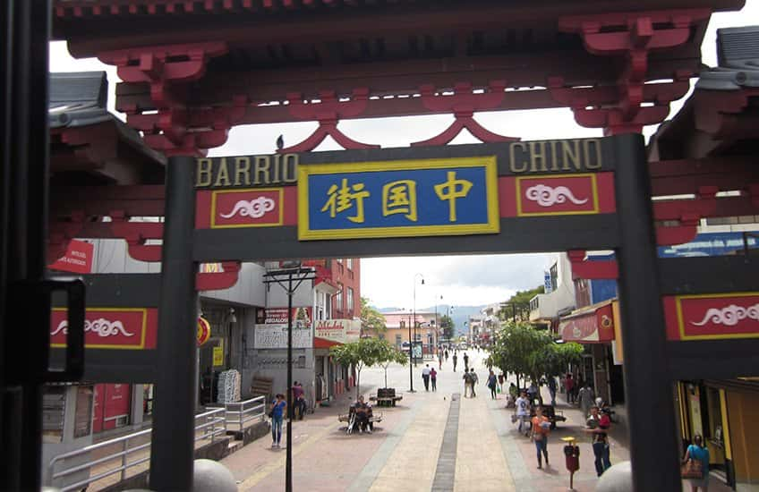 Chinatown is a colorful place with a wide boulevar surrounded by different stores and several San Jose Costa Rica bars and restaurants.