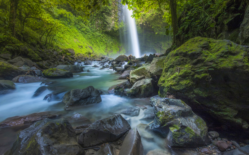 One of the top tourist attractions in Costa Rica, La Fortuna waterfall is located near the best hotels in Arenal and its easy access is one of the reasons to go.