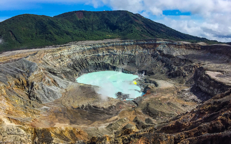 The Poas Volcano National Park is one of the Costa Rica top attractions to visit during vacations thanks to its proximity with the San Jose city.